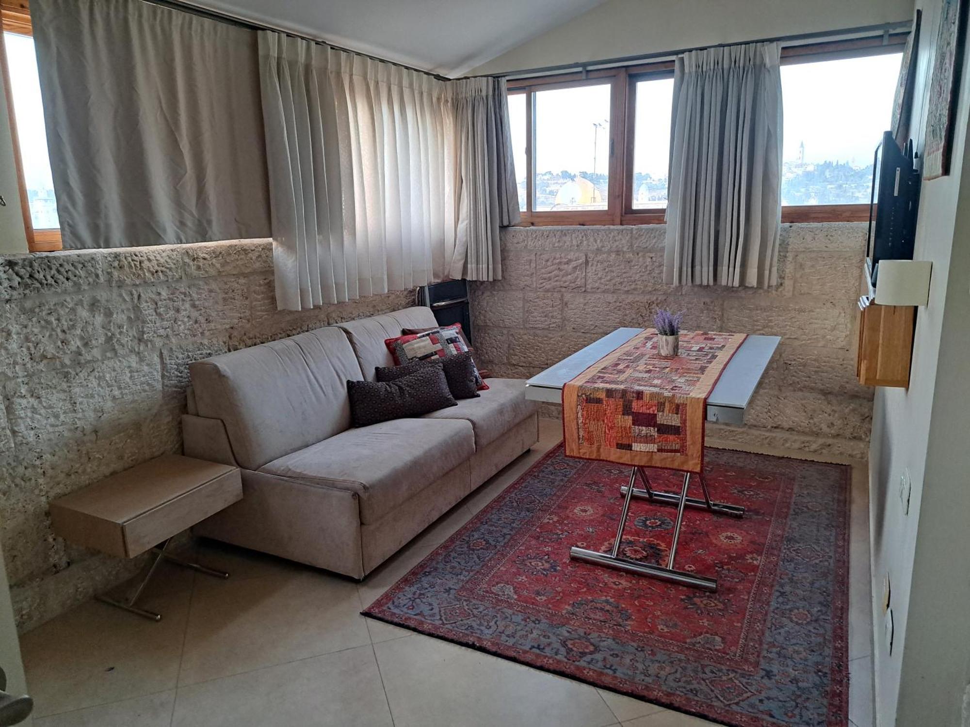 Into Jerusalem Heart Extérieur photo